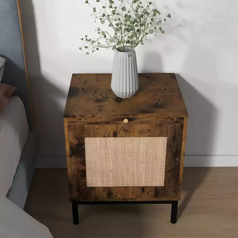 Table d'appoint avec plateau en MDF marron et piétement en métal, pièce unique