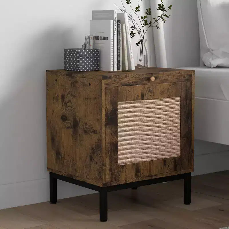 Table d'appoint avec plateau en MDF marron et piétement en métal, pièce unique