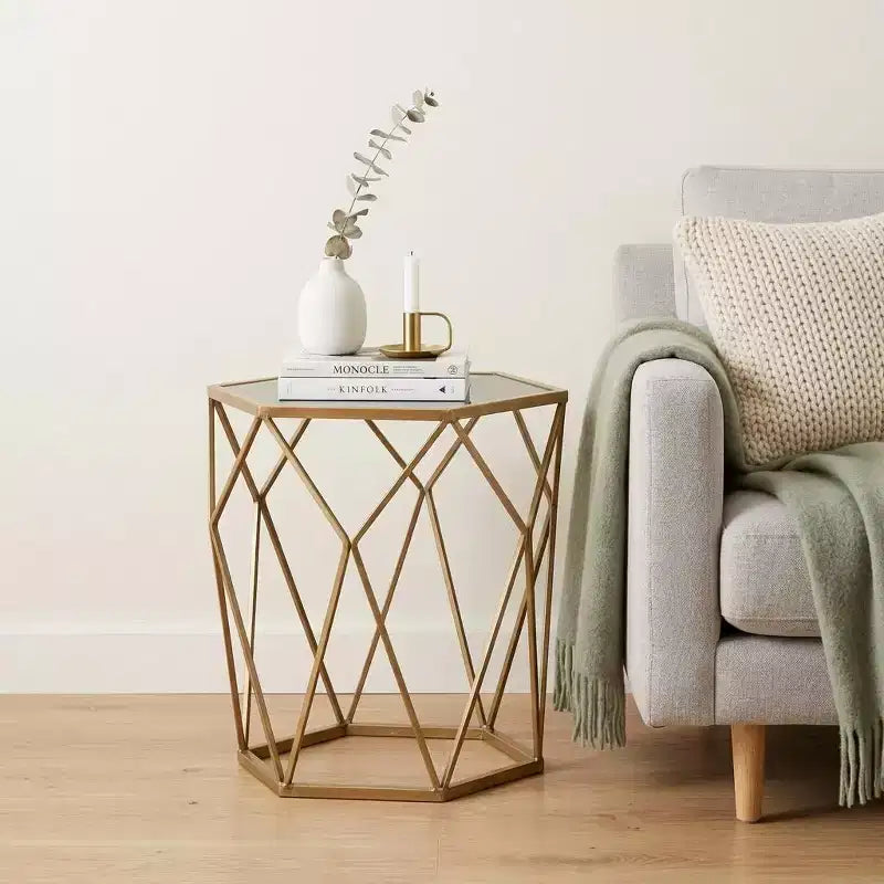Table d'appoint hexagonale dorée avec plateau en verre, utilisation 1 personne